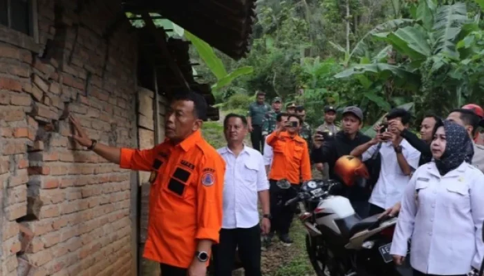 Puluhan Warga Bekiring Ponorogo Terancam Tanah Gerak, Direlokasi dan Dijenguk Bupati, Butuh Hunian Sementara