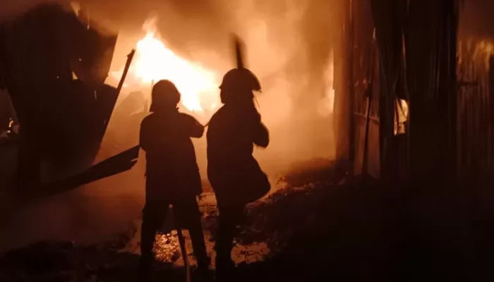 Gudang Rongsokan di Mojokerto Terbakar, Kerugian Mencapai Jutaan Rupiah