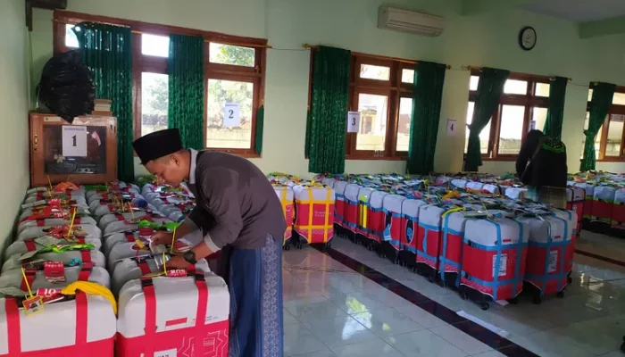 497 Koper Jamaah Haji Ponorogo Dikumpulkan dan Dicek Sebelum Diterbangkan, Ada yang Terpaksa Dibongkar