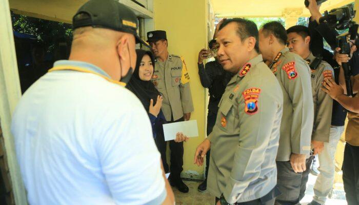 Kapolda Jatim Kunjungi Warga Dari Pintu ke Pintu dalam Kegiatan Jumat Curhat dan Berkah