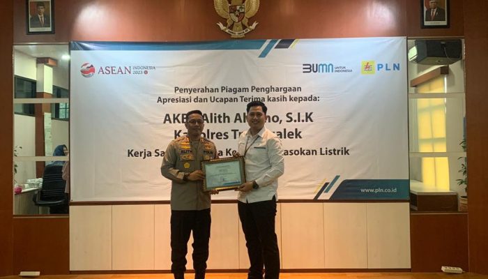 Polres Trenggalek Terima Penghargaan dari PLN atas Keberhasilan Cegah Gangguan Listrik Akibat Balon Udara saat Lebaran 2023