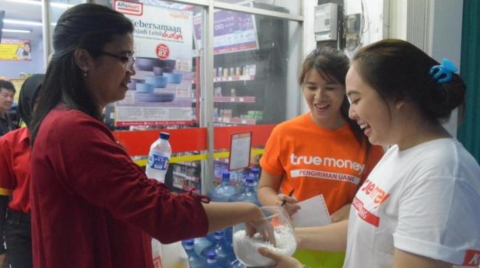 Indomaret alfamart belanja memakai