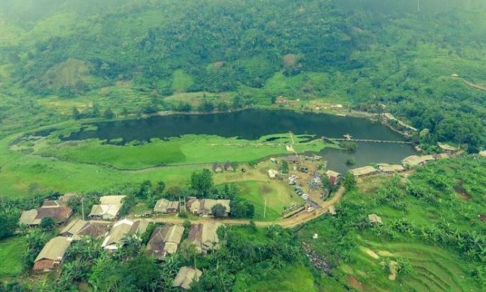Situ gede rawa bogor pagi ala kabut pegunungan nikmati