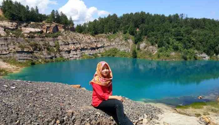 Harga Tiket Masuk Telaga Biru Cisoka, Serunya Berenang di Air Biru Jernih!