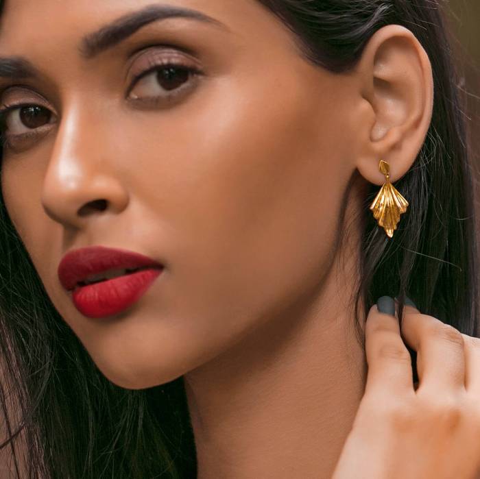 Cara menjual anting emas sebelah