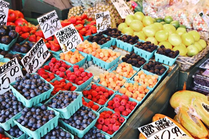 Market farmers selling sell produce shopping farm thespruce local display bundle make older couple tips