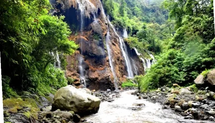 Menakjubkan! Air Terjun Jawa Timur yang Wajib Dikunjungi!  Petualangan Menawan Menantimu!