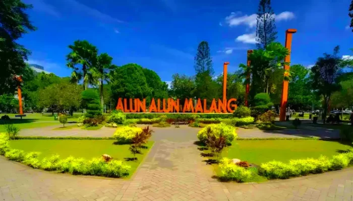 15 tempat wisata di Malang yang lagi hits dan sayang dilewatkan. Cocok untuk liburan keluarga, solo, atau bareng pasangan. Cek sekarang!